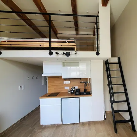 Bioves - Mezzanine Studio, Charming & Comfortable Lejlighed *